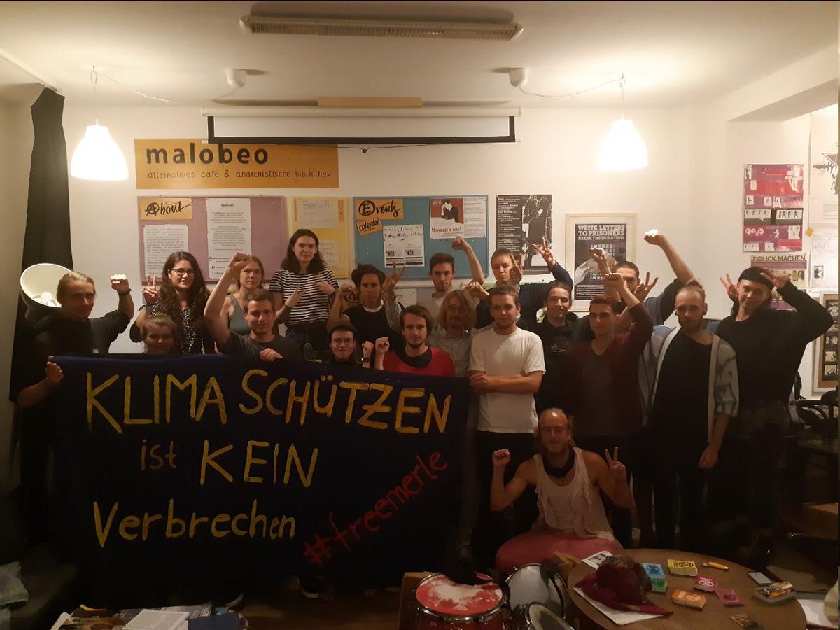 EndeGelaendeDD's tweet photo. 2 Monaten Haft nach einer Baggerbesetzung während @KCLeipzigerLand

Eine vollkommen überzogene Strafe für mutige Aktivist*innen, die sich der Gewalt von Mibrag, @RWE_AG und co in den Weg stellen!

Wir fordern Merles sofortige Freilassung und senden solidarische Grüße!

#freemerle https://t.co/pwdvUmhHhQ