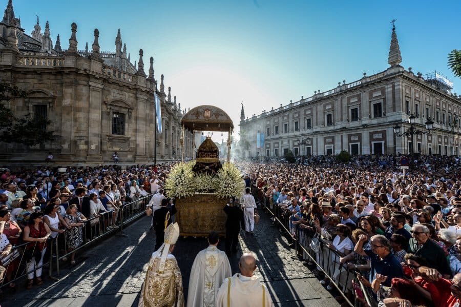 _Risi_'s tweet photo. Sevilla con su Patrona https://t.co/VvFwgBeKxY