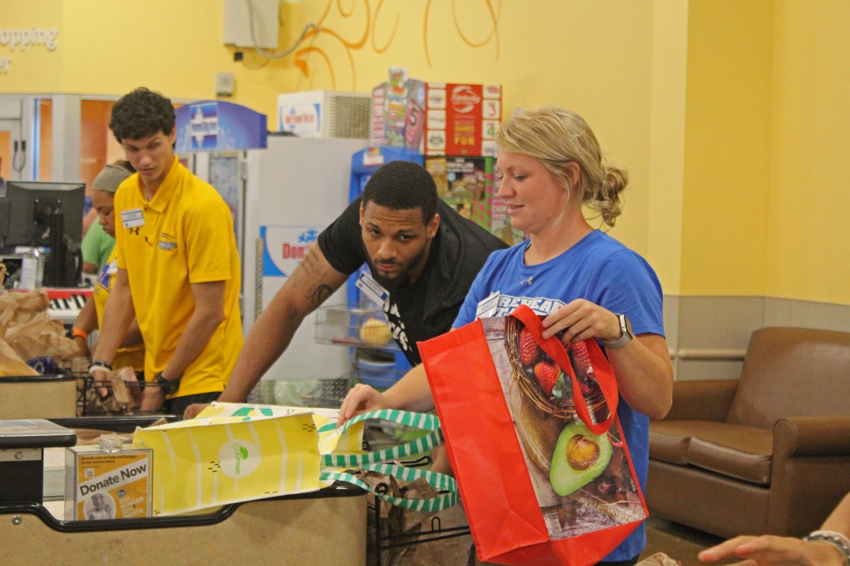 MSUEagles's tweet photo. WE ❤️ MOREHEAD! 

It's safe to say we have the greatest smalltown community here in Morehead, KY! It's our pleasure to give back to it in any way we can! 

#OneTownOneTeam https://t.co/KVHcjB1VNn