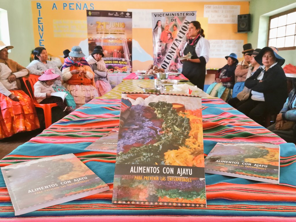 descolonizando's tweet photo. #MinCulturasBolivia
#HOY. En el marco de la #descolonización de la alimentación,  50 hermanas, hermanos y estudiantes de la comunidad de Peñas de la Prov. Los Andes, recibieron el texto "ALIMENTOS CON AJAYU. @telesurenglish @cambio_bo @prensacuba https://t.co/YrRxIpkCkf
