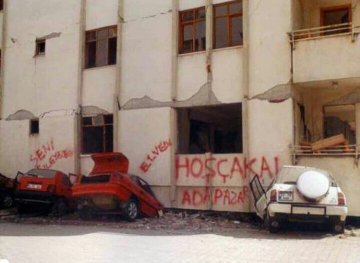 ersahsule's tweet photo. TRT radyolarında bir anons:
“Adapazarı yıkıldı” Allahım o acıyı birdaha yaşatma... 
#17Ağustos1999 unutmadık... https://t.co/qdJTdNxUhR