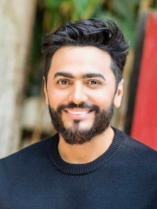 klaketofficial's tweet photo. كل سنه وأنت طيب وعقبال مليووون سنه 😍
عيد ميلاد الفنان الجميل #تامر_حسني 
#كلاكيت
@tamerhosny https://t.co/oqBKUaqUih