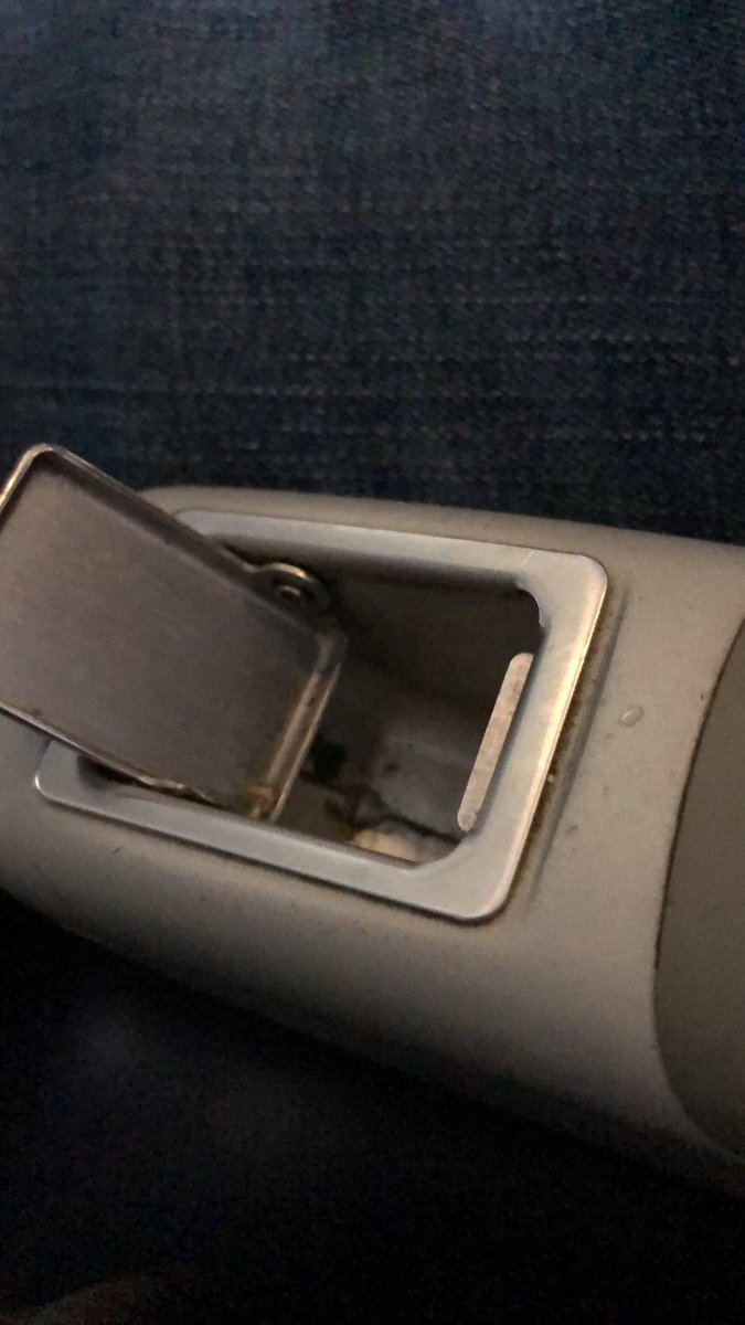 PP_DURAN's tweet photo. Que mal andas @Aeromexico, desempolvando aviones de épocas tan antiguas que todavía traen cenicero en los asientos? #quepocamadre https://t.co/SUeLVQG73Q