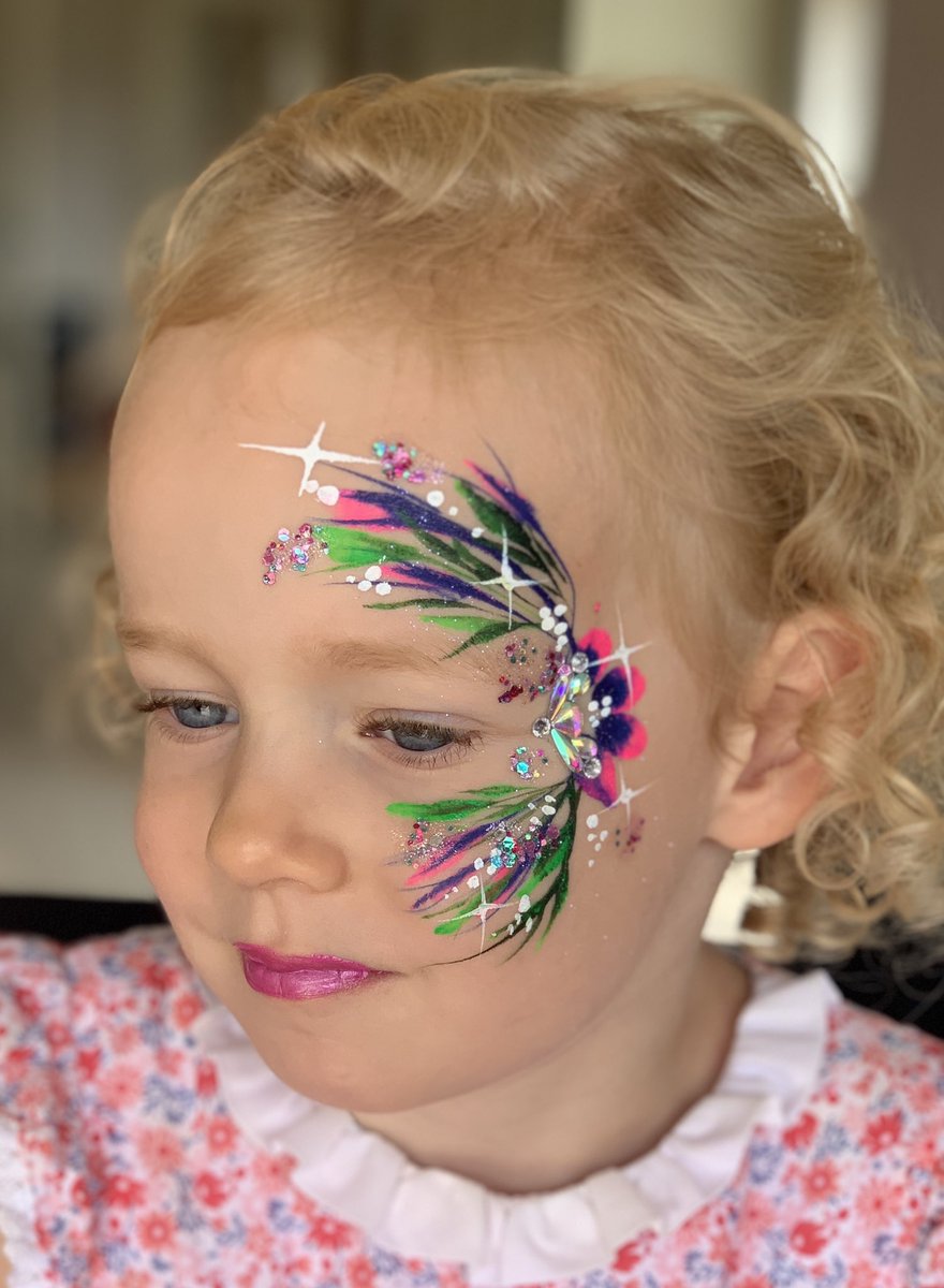 claresfacepaint's tweet photo. Love using mygem clusters/bling to enhance a design. They seemed pretty happy too π #facepainting #bling #glitter #gemclusters #pretty #butterflies #parties https://t.co/aYT6gVGfug