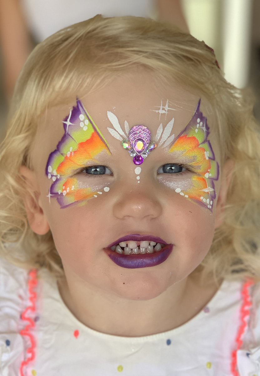 claresfacepaint's tweet photo. Love using mygem clusters/bling to enhance a design. They seemed pretty happy too π #facepainting #bling #glitter #gemclusters #pretty #butterflies #parties https://t.co/aYT6gVGfug