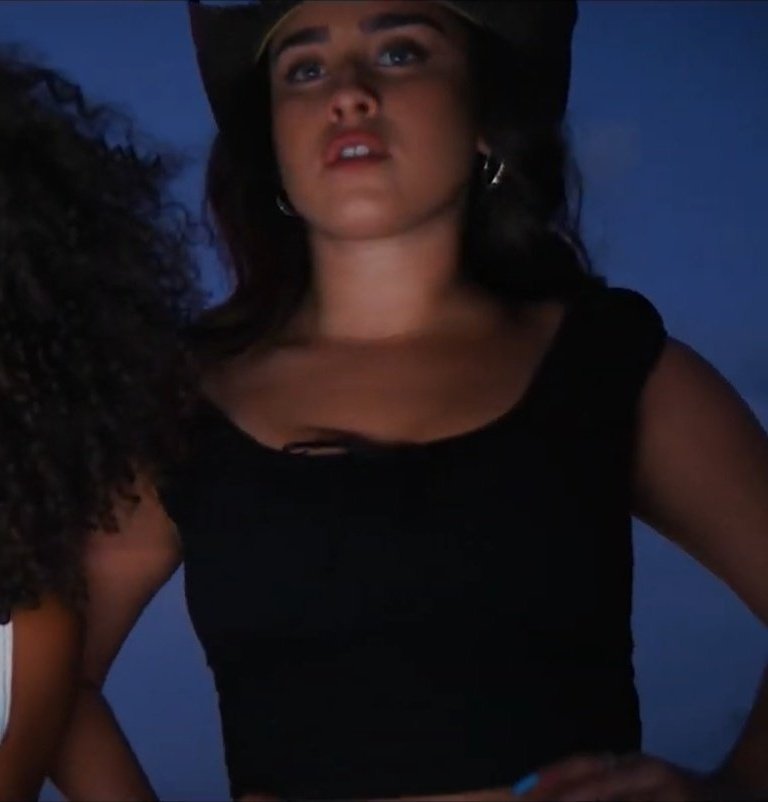debnamlicious's tweet photo. vou começar a usar de meme sim #RunningMusicVideo https://t.co/YC6cMqveYH