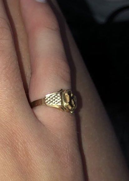 loreverschuren's tweet photo. Heeft iemand deze ring gezien/gevonden? Extreem veel emotionele waarde.. zou het super hard apprecieren moest de eerlijke vinder deze terugbrengen https://t.co/oIj8JPl3r0