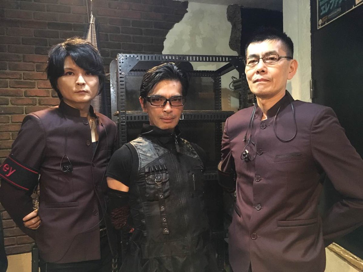 dewey_lumb_fop's tweet photo. dewey delta 本番前楽屋

(悪そう) https://t.co/L76cgME002