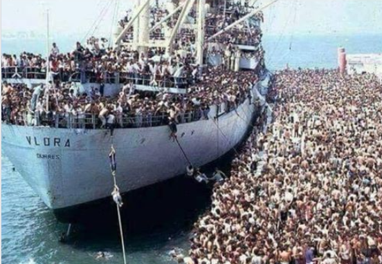 Fabi151066's tweet photo. Las imágenes del regreso de los veraneantes argentinos disfrutando del verano europeo convocados por Lilita para votar al Prezidente Ojitoz de Zielo  podrían ser apócrifas...
#MacriLoHizo
#MacriTeOdia
#SiguenMintiendo https://t.co/DBiLmfGZoa