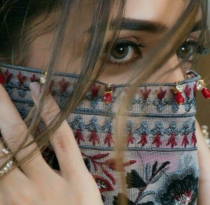 ahhaaat1's tweet photo. @aaes_1412 .
ياحلاة الحسن في ضي العيون
تستثير الشوق واللهفه هلاك

أنصفيني بالغلا أبيك . عون
ذبت بيدينك أبي نشوة غلاك

بين أمون وبين والله ما أمون
فكي اللثمه هناء روحي بهاك

أتامل فيك وأحساسي جنون
هل يلآم القلب بجنونه ضماك

باقي الاشواق تاتينا. بهون
عن هل الدنيا مساحاته فضاك

آهات/ مجارات🙃 https://t.co/pqpvZDBOrj
