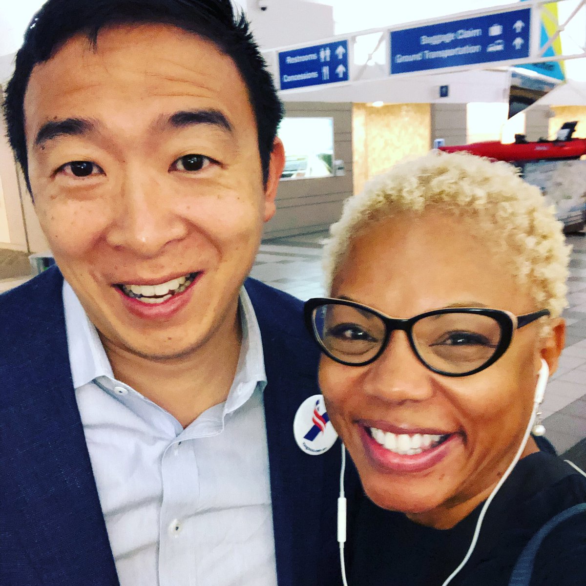 MonroeMonaLisa's tweet photo. You Never Know Who You’ll Bump Into At The Airport. Nice Guy but even Sweeter in Person. He let me take this selfie with no questions asked!! #AndrewYang #AndrewYang2020 #YangGang #selfie #business #Presidential #Candidate2020 #candidate #branding #socialmedia #linkedin https://t.co/whE73tFSWB