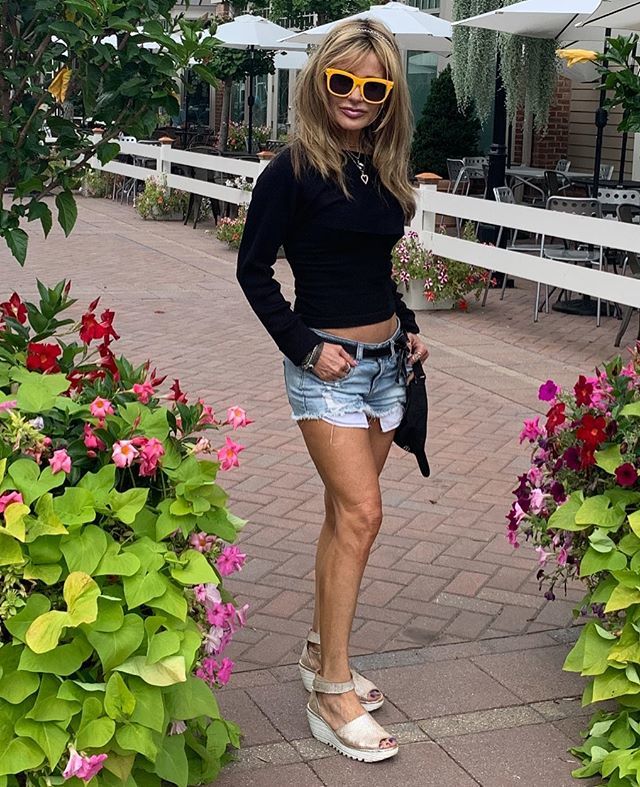 TheFFBtotes's tweet photo. When u enjoy the day strolling ....#flowers #armonk #color #shopping #fashion #daisydukes #legs #fashion #lunch #summer #yellow #sunnies #😎 https://t.co/GKEMIQEG0J https://t.co/9a4dh3lOeX