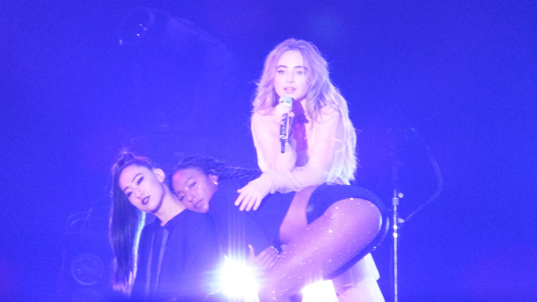 Sugar 黄色い歓声が飛び交うステージに登場したのは ディズニーチャンネル出身のサブリナ カーペンター かわいいルックスだけでは無く ダンスに まさかのベースを弾いての演奏には驚いた ポテンシャルはまだまだ未知数 そんな彼女もmcでは普通の