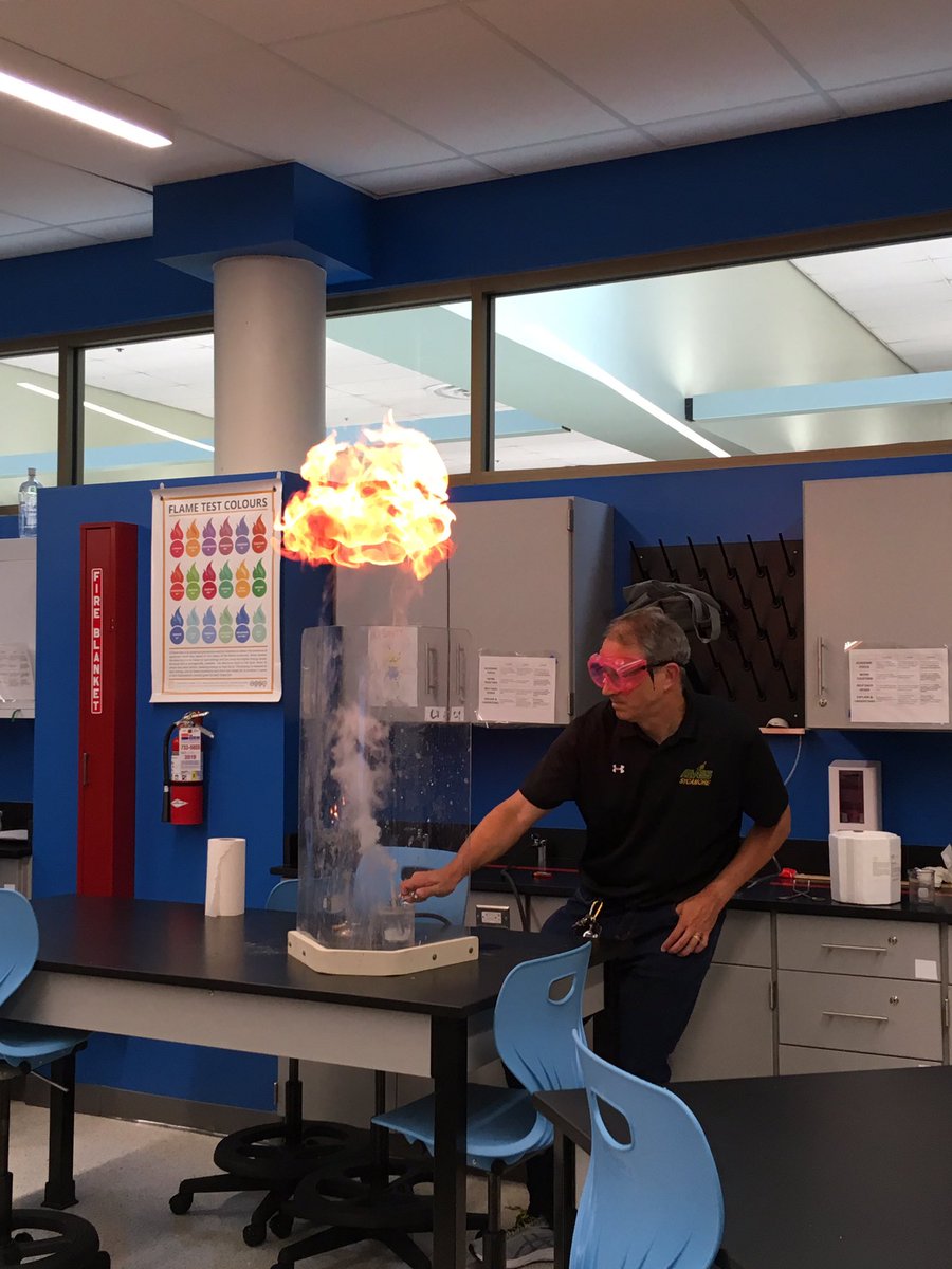 234chem's tweet photo. Today was 1st #fridaydemo of school year! [New from @ChemEd2019] @shs_highschool @ChadHusting @CooperKimberlyK https://t.co/NNwBbzWfKm