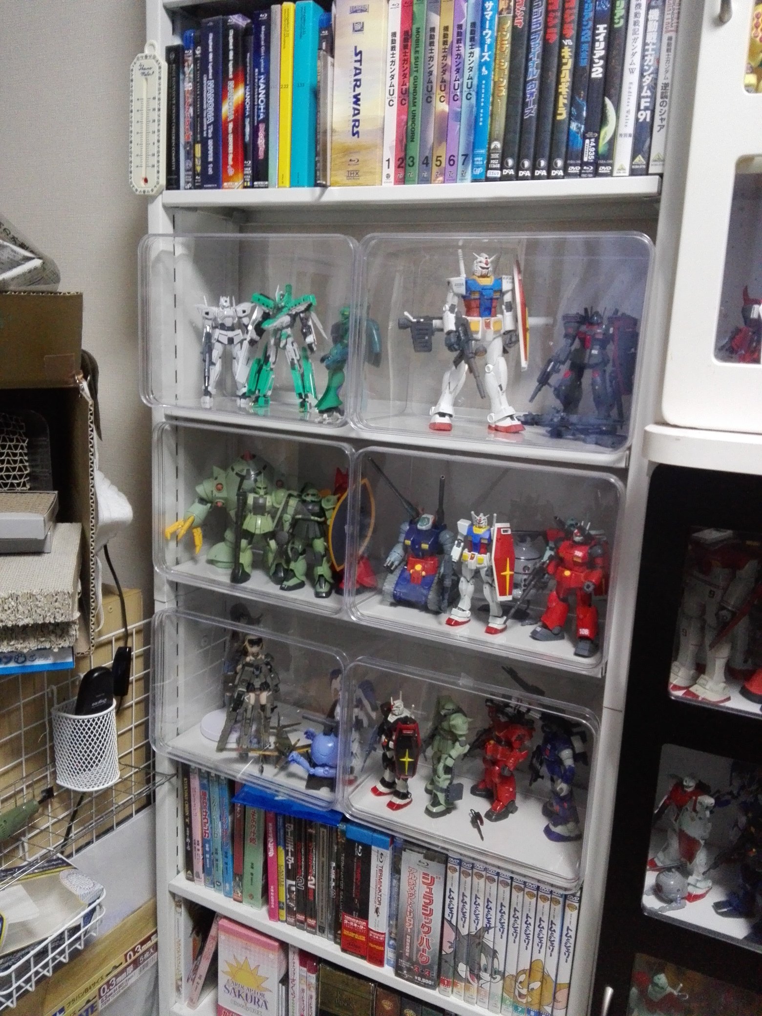 さきもり Tlでガンプラ収納の話題が出るとオススメしているダイソーの 透明収納ケース 300円 横に寝かせて 蓋を手前にしている状態でmgガンダムが飾れる収容力 少しだけ台形だから そのまま縦積みは出来ないけど コストパフォーマンスは超高くお薦め