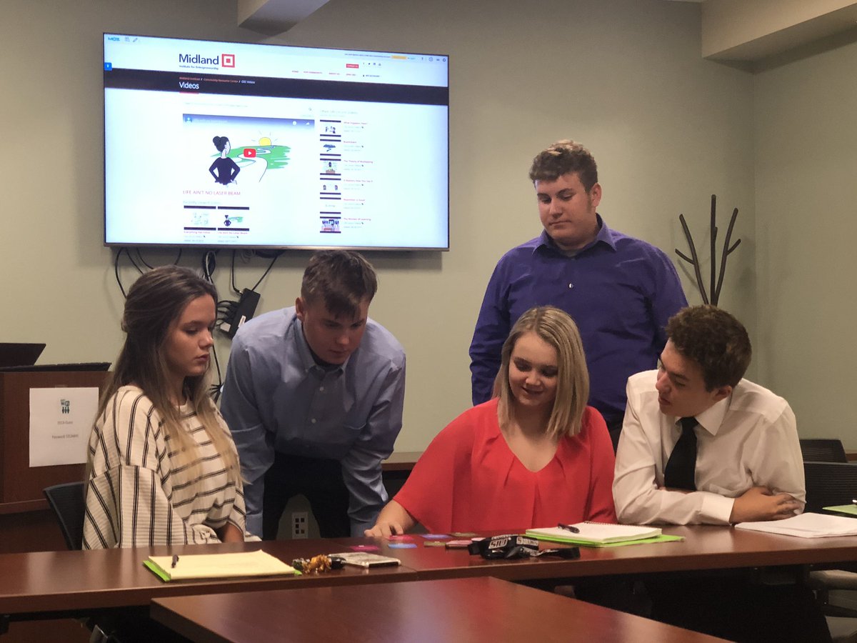 Our Jackson County CEO students working on developing a fast-paced high pressure pitch in less than 30 seconds. Are you ready to invest? Playing the card game Silicon Balley Start Ups. There’s just no better entrepreneurial training than this! #JacksonCEO #CEO2020