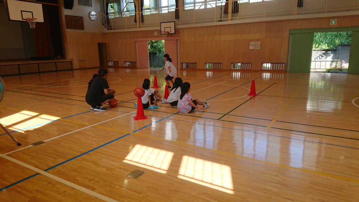 Windys86993178's tweet photo. 今日は自主練習です。夏休みなので人数少なめですが、手伝いに来てくれた中学生からディフェンスのステップを教わっています。
#東神奈川 #神奈川小学校 #浦島小学校 #ミニバスケットボール https://t.co/DqQ8XC6I9p