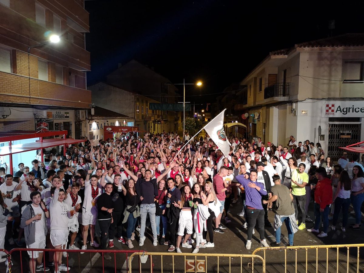 charangasInfo's tweet photo. RT ELCONEJOXARANGA: Hoy vamos a bailar!! En Calamocha!! 🐇🐰🐇🐰 🐰🐇🐰🐇 #zanahoriastour19 #conejeaconmigo #almaximo #10añosdeconejo #elconejodelaloles #conejomania #charanga #streetmusicians #brassband #streetshow #showmusiclive #furgololesdelamor #sou… https://t.co/CWa4kL7qCl