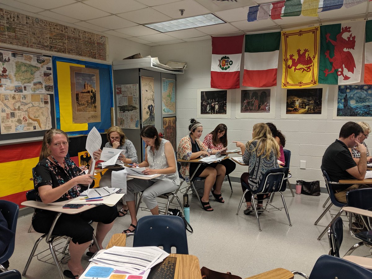 What fun it was working with 3rd and 4th gr. teachers new to PWCS at #CONNECT  today. The enthusiasm and wealth of knowledge these teachers bring makes me so #PWCSproud! Let's all give these teachers a hand and ♥️ to help get them off to the best start  #PWCSlearns @OPL_PWCS