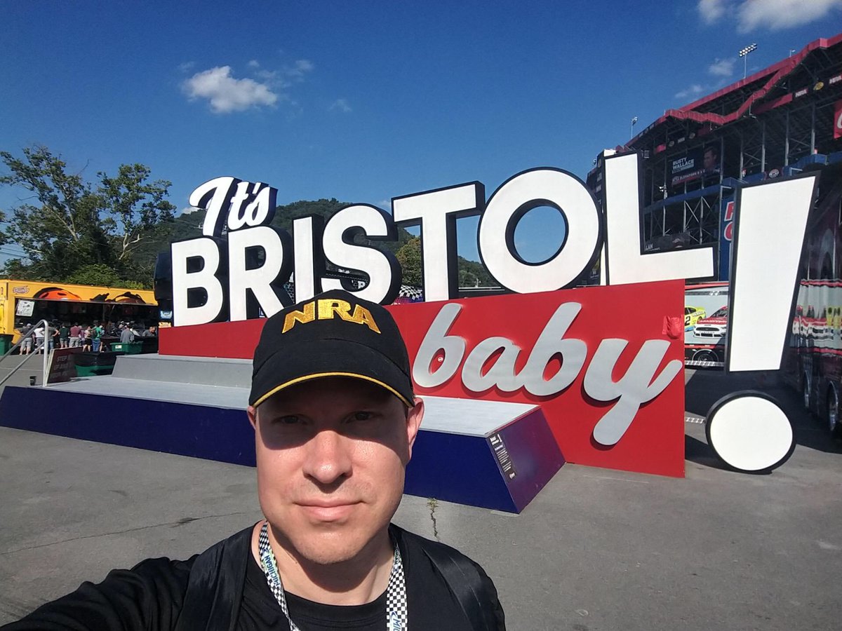 JessicaRikkola's tweet photo. Excited for the main event! #ItsBristolBaby #bristol #NASCAR #nra #Tennessee #thankgoodnesstheearnhardtsareok https://t.co/Iukdi76N3a