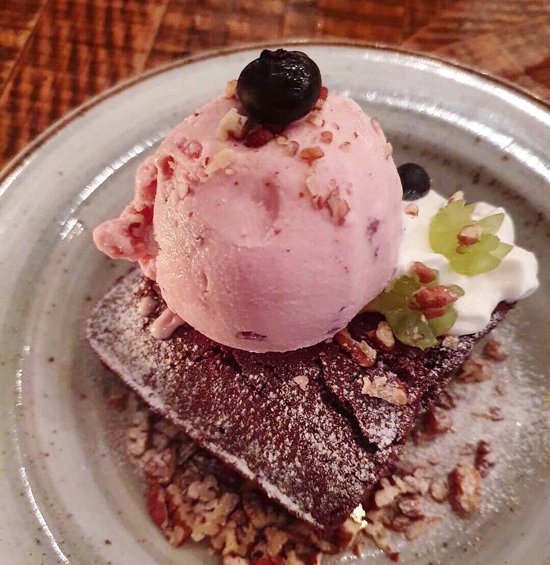 Repost @gordosmx ¿Tienes antojo de un postre nocturno? Prueba este de <a href="/kokumx/">KOKU</a> 
Es un brownie con helado de frijol rojo, una maravilla! Le damos 🍩🍩🍩🍩 .
.
.
.
#dinner #gordosmx #comida #postre #cdmxfoodie #foodporn #foods