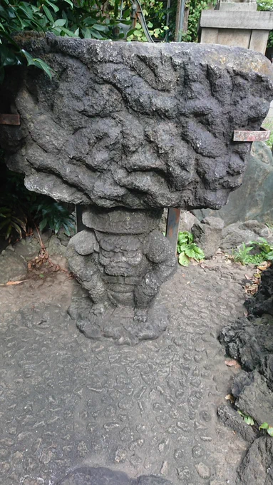 昨日は鬼一門集会後、新宿の鬼王神社にお参り(小さな神社で、参拝客には神主さん飛んできて丁寧な説明してくれる)、そして山根青鬼さん84歳のお祝いでした‼️これからもバリバリ⚡おめでとうございます‼️雷鬼(一本木蛮)より 