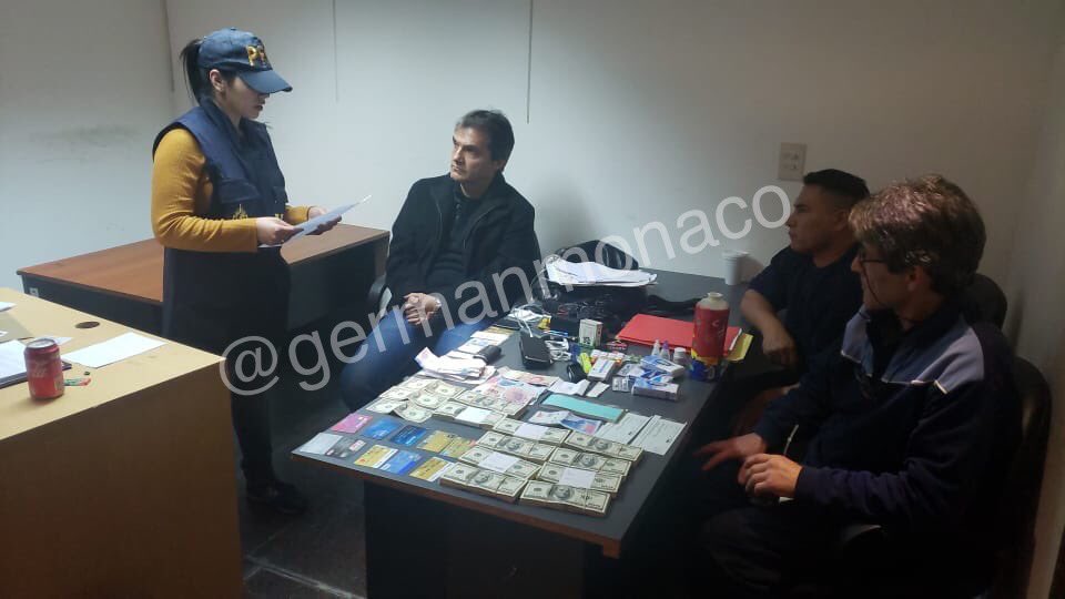 c4jimenez's tweet photo. PRIMERO, ROSARIO ROBLES, ahora CARLOS AHUMADA.
La @PFAOficial APREHENDIÓ así al empresario q hace años EXHIBIÓ a los cercanos a @lopezobrador_ 
Lo detuvieron a solicitud de @FGRMexico
Lo acusan de defraudación fiscal.
Le decomisaron 100 mil dlls.
(Vía @GermanMonaco ) https://t.co/SfzR0fIveJ