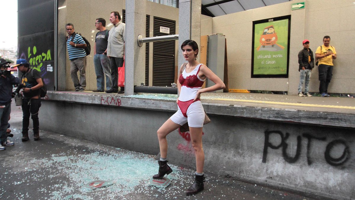 lopezdoriga's tweet photo. La violencia vuelve a desvirtuar una marcha de los colectivos feministas en la Ciudad de México. Se viven momentos complicados en la Glorieta de Insurgentes. Las autoridades, desaparecidas 

Detalles: https://t.co/XgFl6VFv6t https://t.co/lq4KxGv1Eb