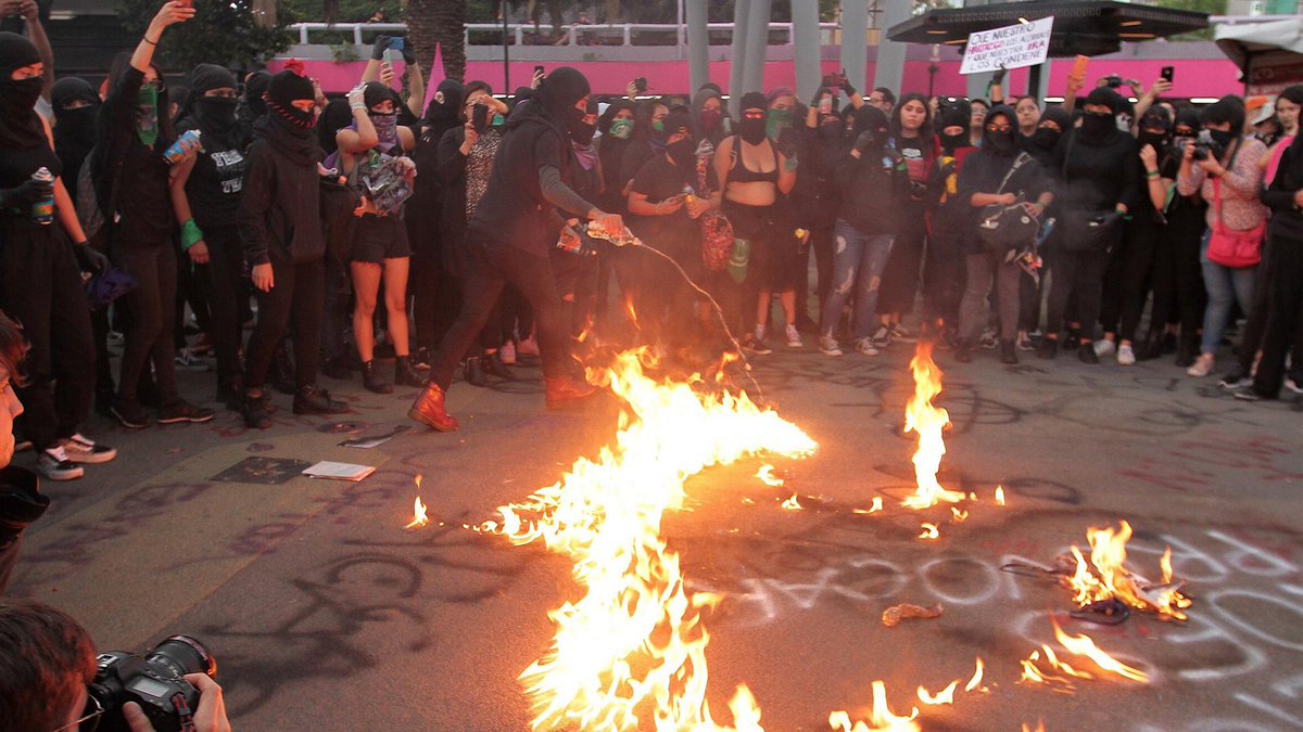 lopezdoriga's tweet photo. La violencia vuelve a desvirtuar una marcha de los colectivos feministas en la Ciudad de México. Se viven momentos complicados en la Glorieta de Insurgentes. Las autoridades, desaparecidas 

Detalles: https://t.co/XgFl6VFv6t https://t.co/lq4KxGv1Eb
