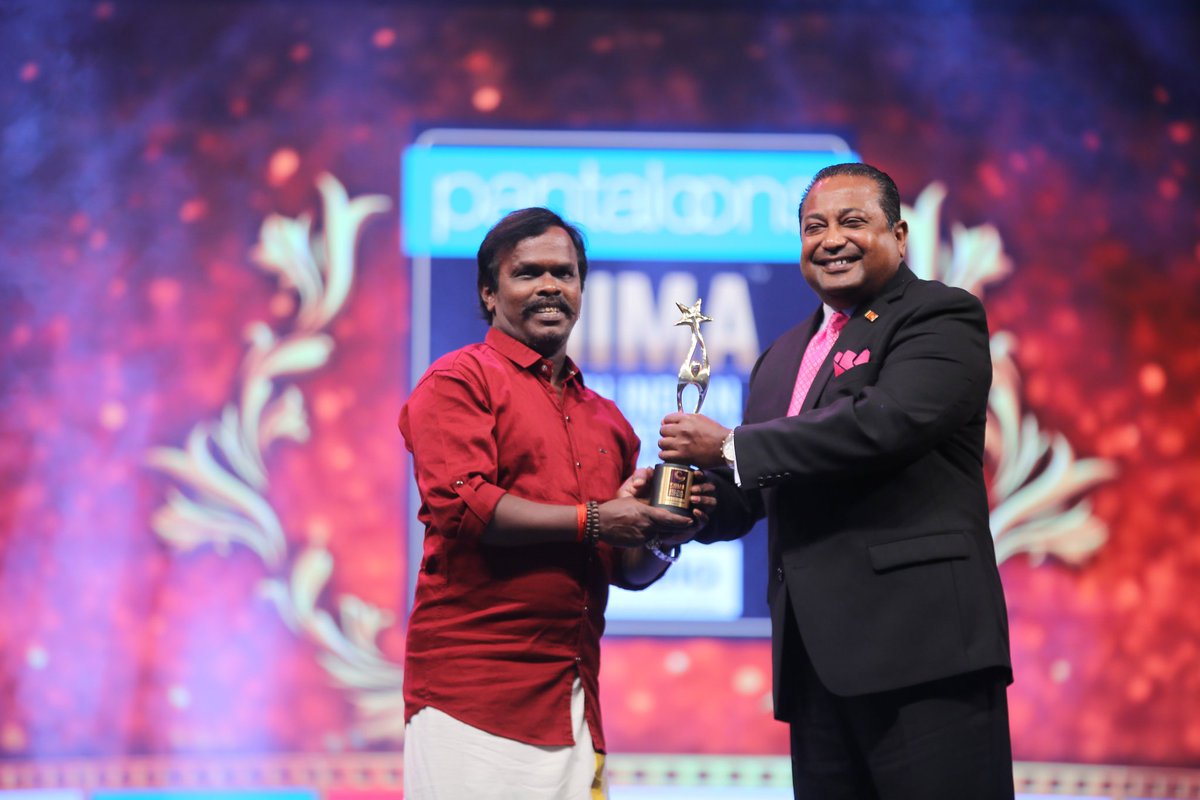 Anirudh_FP's tweet photo. Congratulations on the awards ! 🥳
#BestDebutantDirector @Nelson_director for #KolamaavuKokila
#BestLyricist - @VigneshShivN #NaanaThaana from #ThaanaSernthaKootam
#BestSingerMale - Anthony Dassan for
#Sodakku from #ThaanaSerndhaKootam
Super happy for you'll :) 🤙🏻 https://t.co/fGB5blbWcv