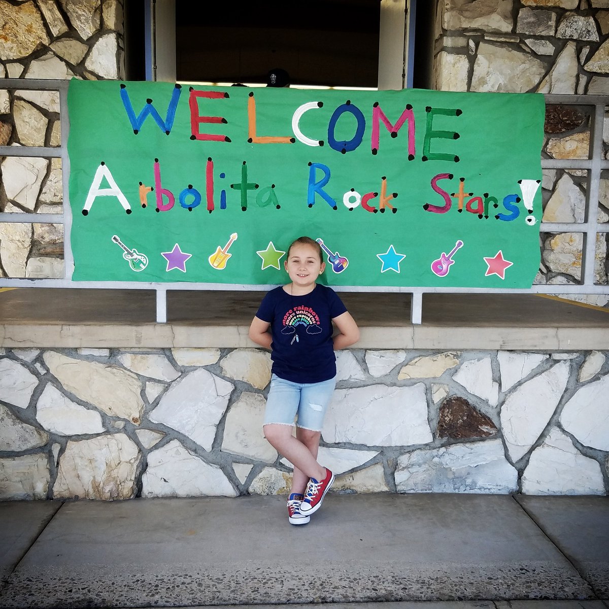A1faroJan's tweet photo. Yesterday after the @BeesArbolita meet and greet.  Lucy can't wait to go back to school on Monday! #3rdgrader  @LHSchools https://t.co/pZN0UBnWvC