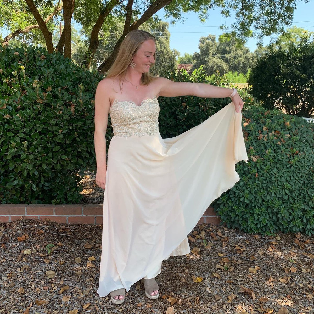 _lacey_michelle's tweet photo. Prom day at work 💖 #LoveLulus #LuCrew https://t.co/HdoMyX03Rh
