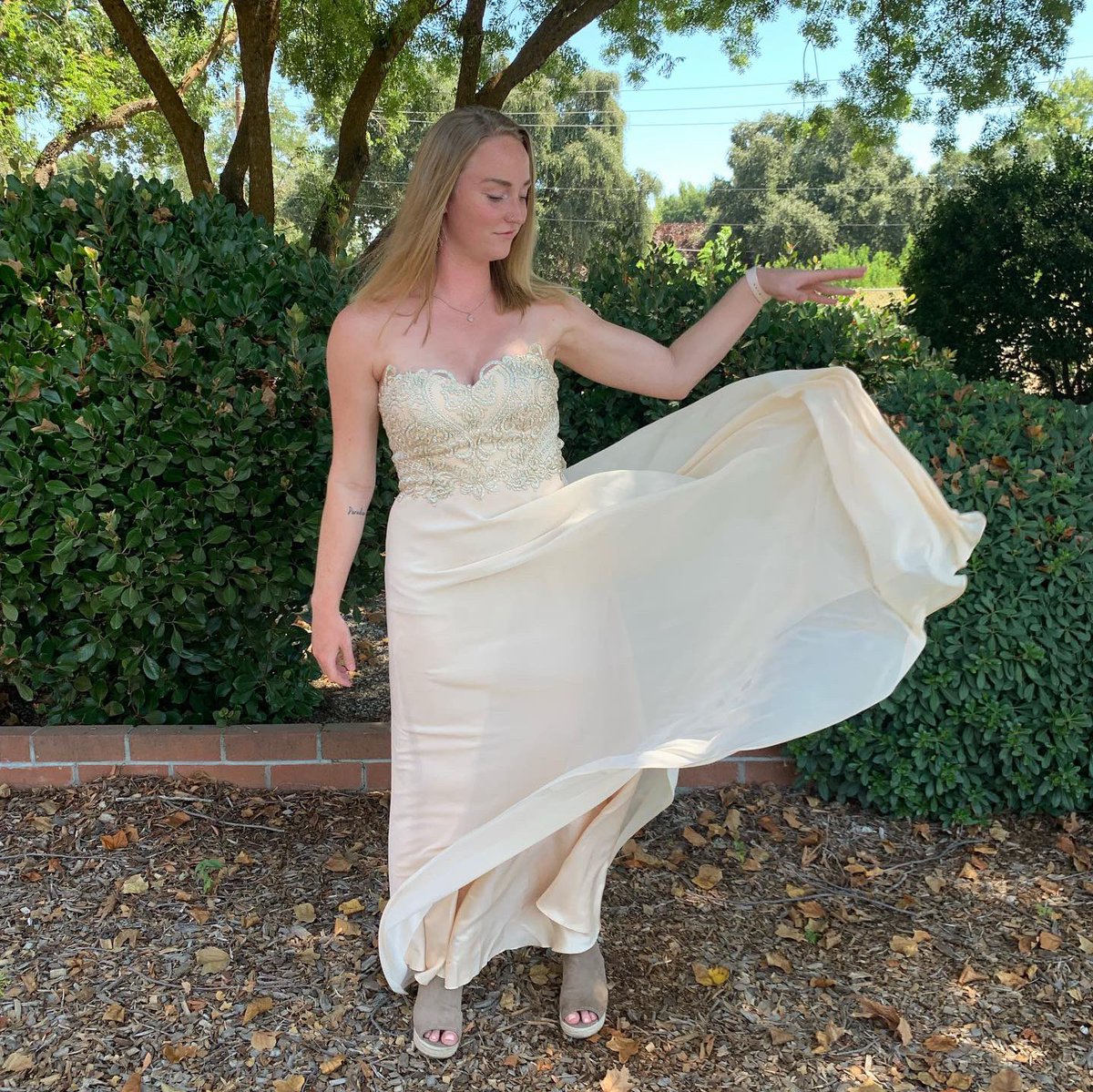 _lacey_michelle's tweet photo. Prom day at work 💖 #LoveLulus #LuCrew https://t.co/HdoMyX03Rh