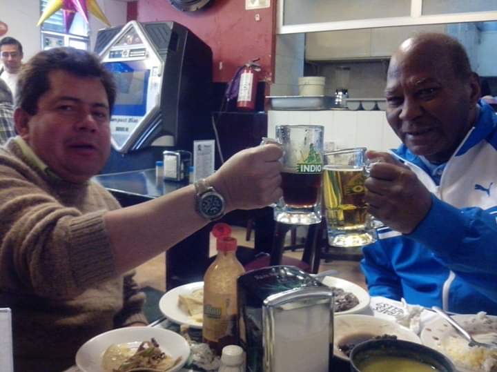 RECUERDO MUY CLARO CUANDO MI AMIGO  Miguel Angel Chavez ME DIJO TE VOY A PRESENTAR AL MANTEQUILLA SOLO QUE NO LE DEBES PREGUNTAR TRES COSAS: QUIEN LE GANO, EN QUE SE GASTO SU FORTUNA Y CUANTOS HIJOS TUVO,EN LA FOTO QUE ACOMPAÑO LO LLEVAMOS A COMER AL NEGREZCO