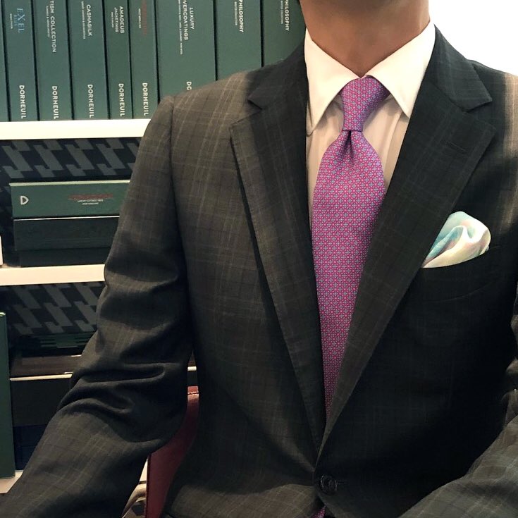 dormeuiljapon's tweet photo. My Dormeuil Coordination 
Fabric: DORSILK🧶👔🐑
#ootd #dormeuilJapon
#dormeuil #dormeuilaoyama
#bespoke #plaidjacket
#suits #dorsilk
#dormeuilshirts #shirts #dormeuiltie #tie 
#pocketchief #chief #suitstyle #ドーメル https://t.co/35pIsCRPNF