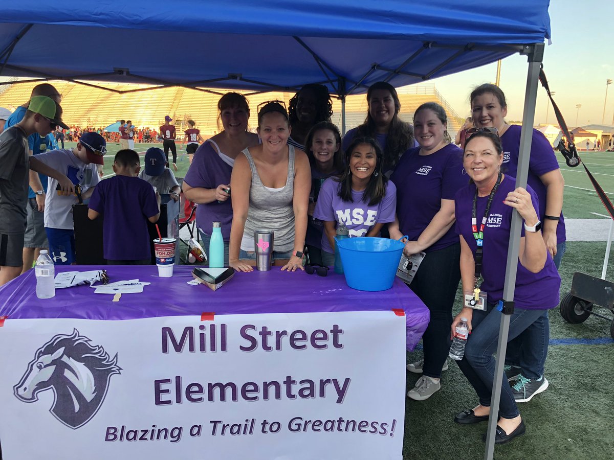 HeintzmanS's tweet photo. It’s s great night for the LHS Hey Day! @MillStreetES is in the house! #MSEleads https://t.co/0IbXywfsJ3