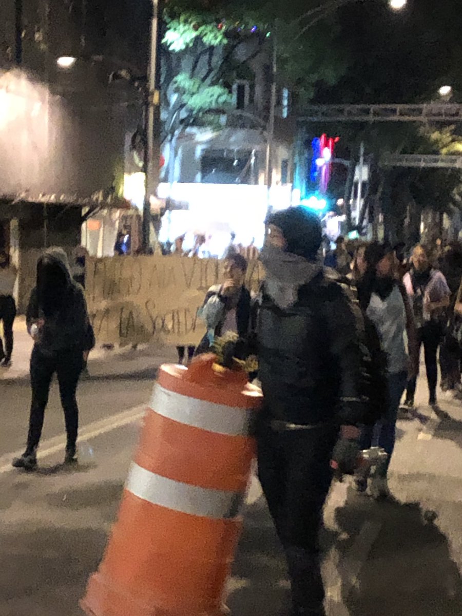 iartetam's tweet photo. Hay infiltrados en la marcha feminista #NoMeCuidanMeViolan. HOMBRES que vienen con la cara tapada y están rompiendo cosas: cristales de coches, negocios https://t.co/bQDsCv4cXN