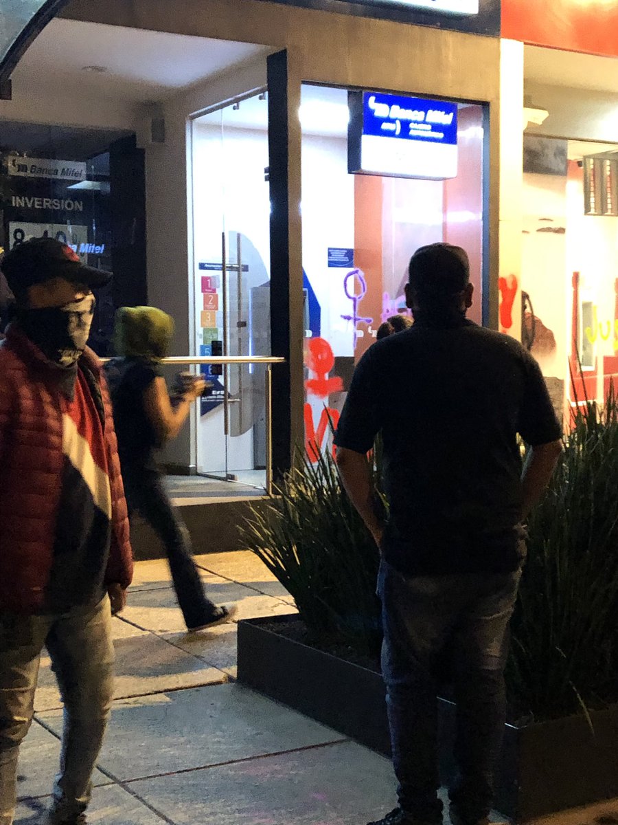 iartetam's tweet photo. Hay infiltrados en la marcha feminista #NoMeCuidanMeViolan. HOMBRES que vienen con la cara tapada y están rompiendo cosas: cristales de coches, negocios https://t.co/bQDsCv4cXN
