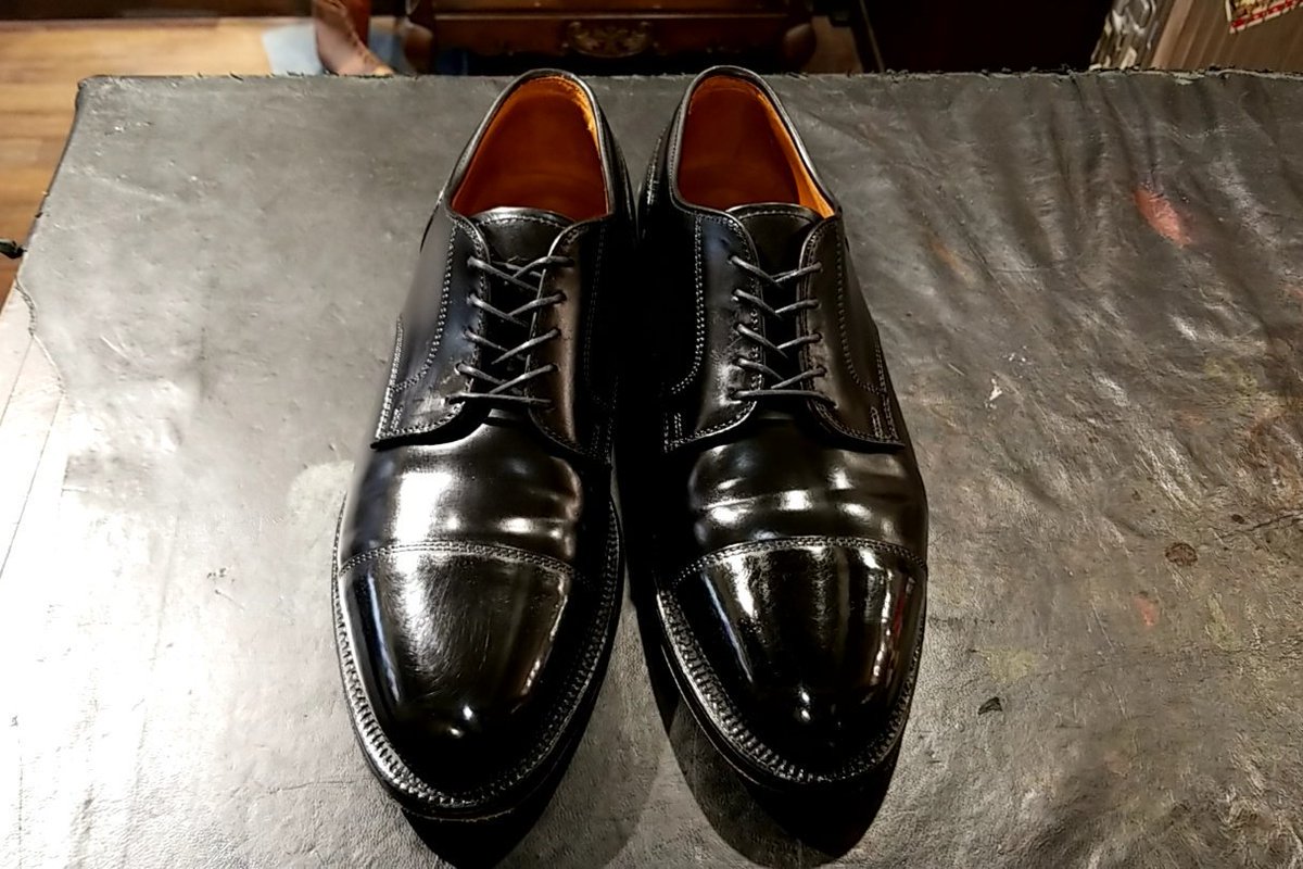 BrosentS's tweet photo. コードバンのお靴も染替え出来ます。今回は比較的新しいバーガンディーのAlden（オールデン）をブラックに染色しましたが傷んでしまって色褪せしたコードヴァンも鮮やかに蘇りますよ☆
https://t.co/ePMIfti95y
＃BROSENT ＃Alden ＃コードヴァン ＃染替え https://t.co/WBiVrizyLm