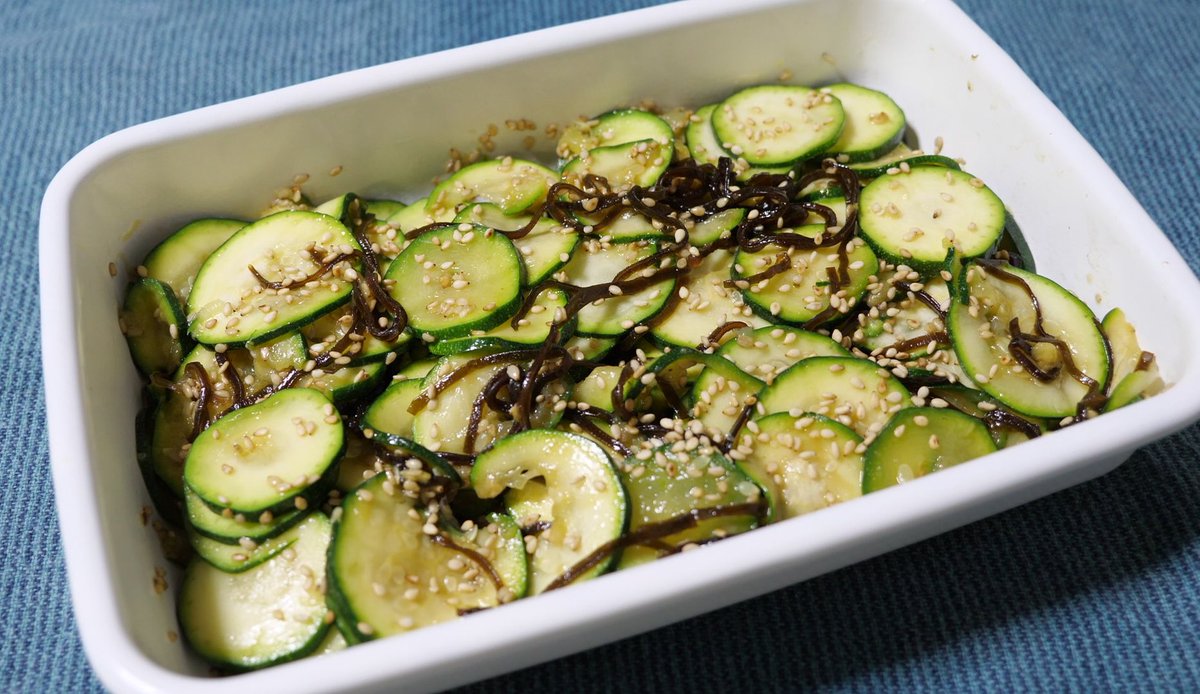 Kattyanneru かっちゃんねる 一般人 食べだしたら 止まらなくなります ズッキーニの塩昆布ナムル ズッキーニ 2本 小さめ 塩昆布 10g がらスープの素 小さじ1 ごま油 小さじ2 いりごま 大さじ1 5 ズッキーニを3mm幅ほどに薄めに輪切り お