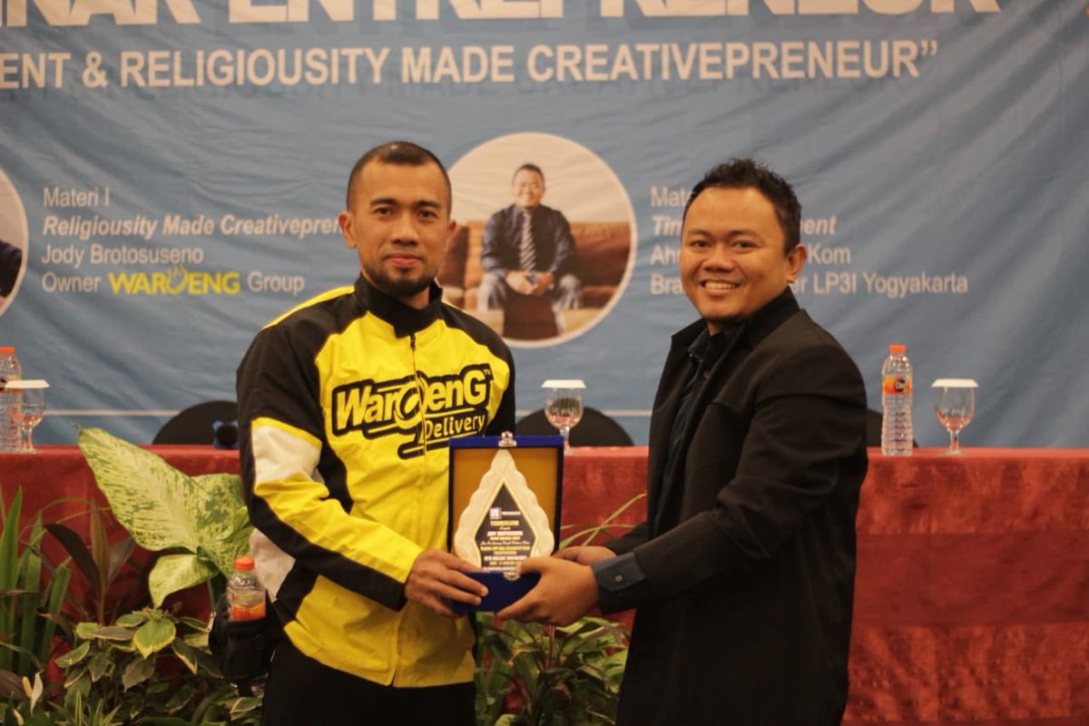 LP3I_Yogyakarta's tweet photo. Training Soft Skill & Seminar Entrepreneur dengan tema “Time Management & Religiousity Made Creativepreneur” sebagai pemateri Bapak @jody_waroeng Owner Waroeng Group
#lp3i
#lp3ijogja
#banggavokasi
#pengusahamuda
#sudahbekerjasebelumwisuda https://t.co/w985UL1OuM