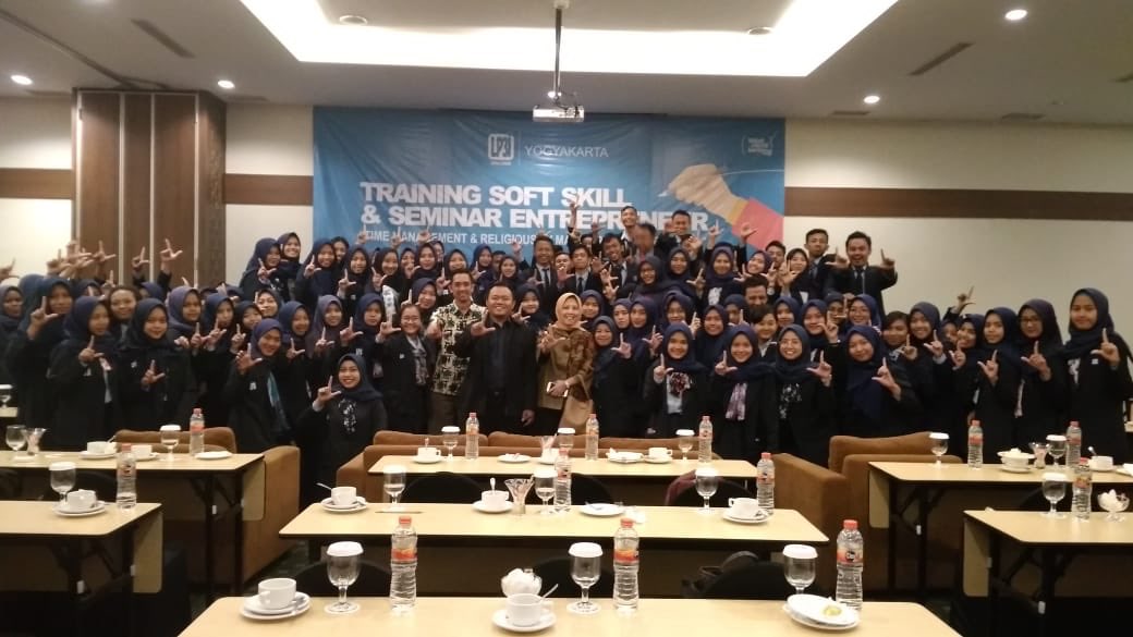 LP3I_Yogyakarta's tweet photo. Training Soft Skill & Seminar Entrepreneur dengan tema “Time Management & Religiousity Made Creativepreneur” sebagai pemateri Bapak @jody_waroeng Owner Waroeng Group
#lp3i
#lp3ijogja
#banggavokasi
#pengusahamuda
#sudahbekerjasebelumwisuda https://t.co/w985UL1OuM
