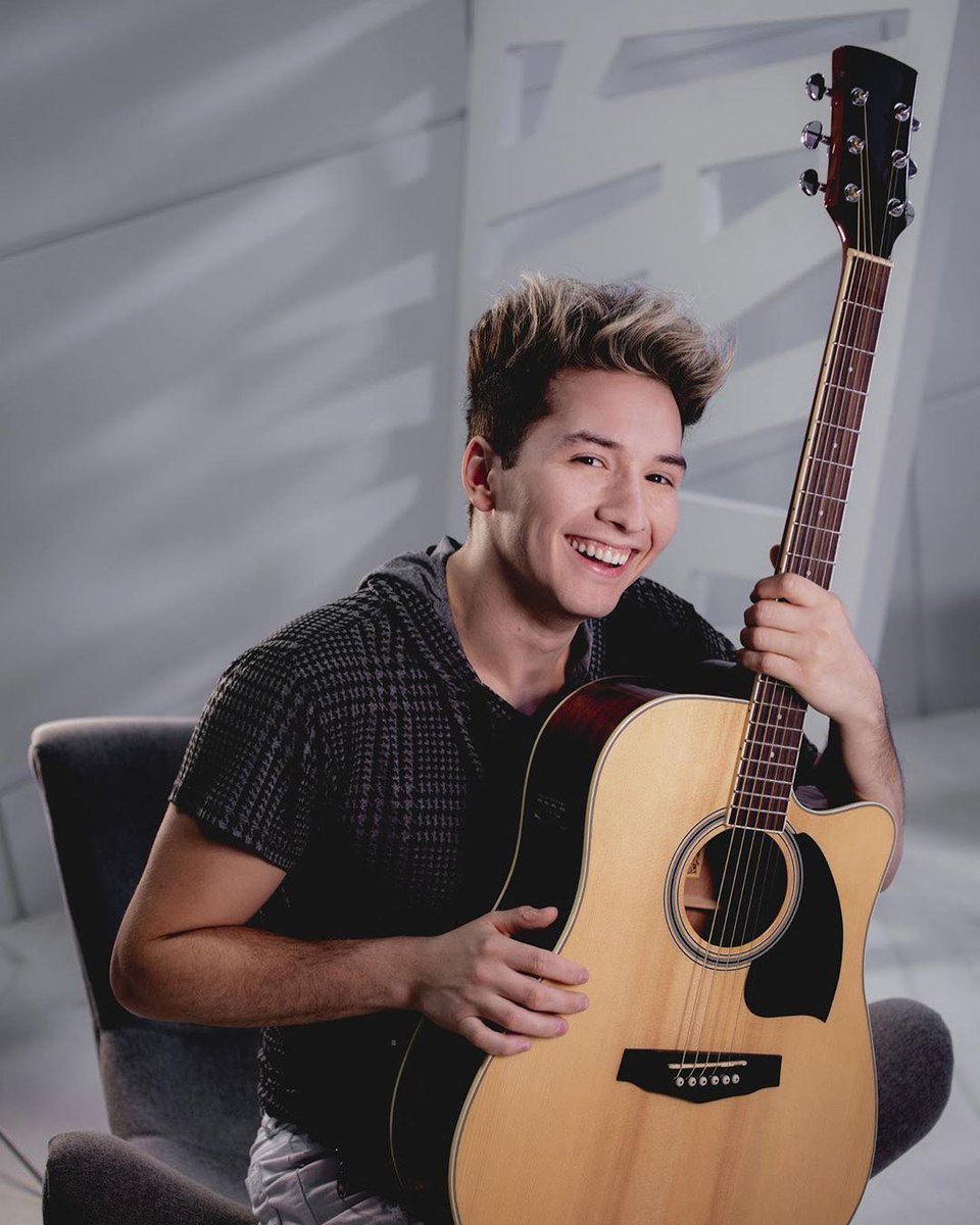 JandinoTheonne's tweet photo. Más inspirado que nunca! 🤩Cuando la música llega, es inevitable tomar mi guitarra y componer. El tiempo vuela pero yo lo mido en canciones. ¿Ustedes, cómo miden el tiempo? #TeamLaix https://t.co/ZaREDj16yG