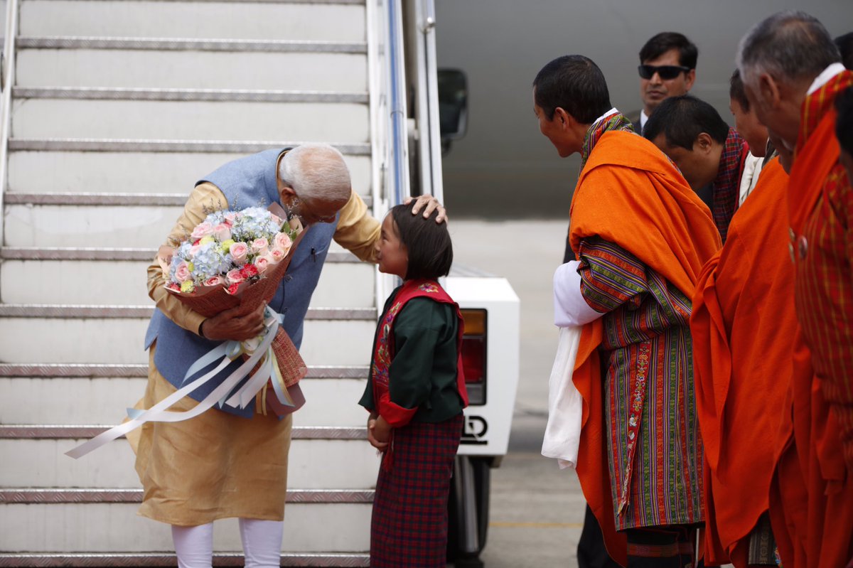 I am personally touched to see that Shri @narendramodi is acknowledging and responding to all the students, teachers and villagers greeting him on his way to Thimphu.This reinforces the fact that he is very down-to-earth and real. His affection for children are clear and visible.