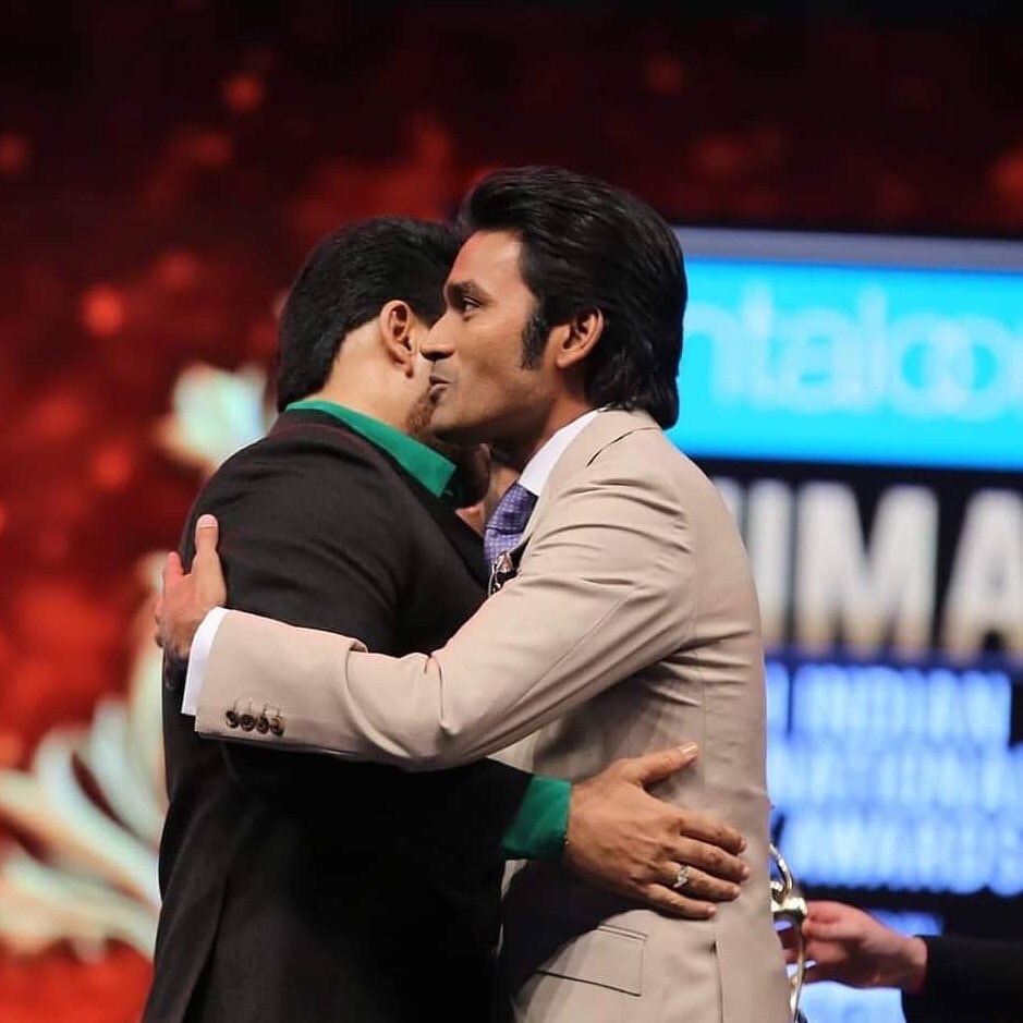SSMusicTweet's tweet photo. That Love and respect for complete actor @Mohanlal  by dynamic @dhanushkraja !! https://t.co/Ka5I08GTsl
