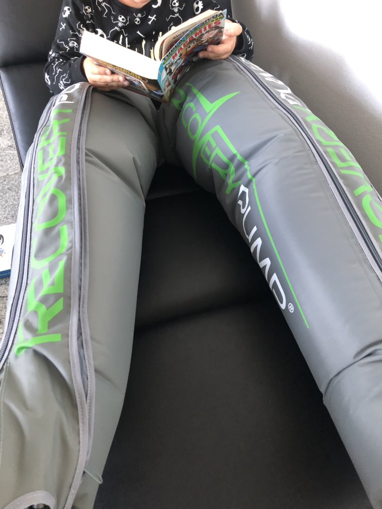 OutiHelenius's tweet photo. Tahkon kisan jälkeen @recoverypump bootsit lähti matkaan ajatuksella, että kokeillaan viikko, niin näkee vähän, onko näille aitoa tarvetta. Lopputulos; kotoa löytyy 4 innokasta käyttäjää ja näihin jonotetaan 😅 #recoveryboots #lesspainmoregain https://t.co/vAObLRSXRt