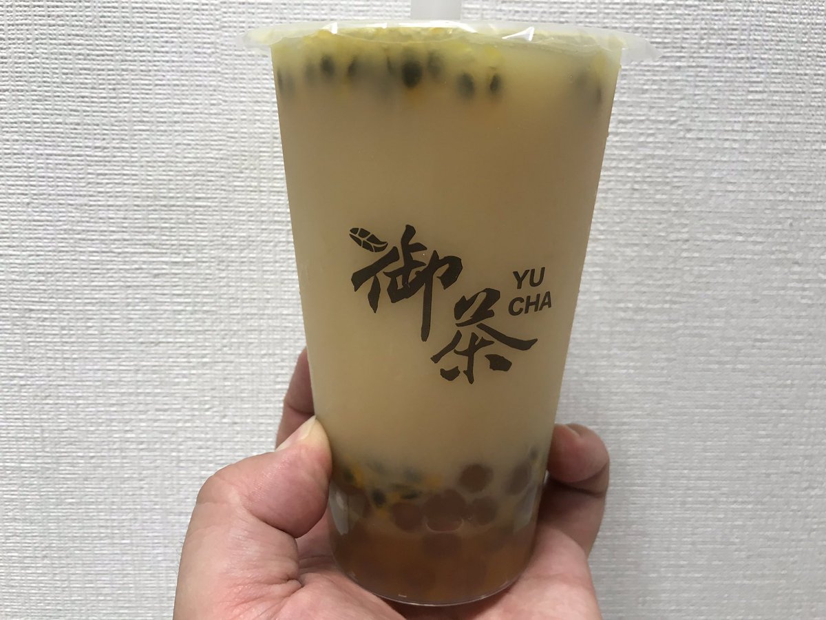y241bu's tweet photo. 今日のタピ活（その2）。御茶（YUCHA）。

YKL開場までの待ち時間で、参加されるファンの方々8名と一緒に。

Hikaruさんと同じと思われる、乳酸菌&amp;パッションフルーツティー＋黄金タピオカを注文。同じと思われる位置で撮影。

黄金タピオカはモッチモチ。また、大勢で行くとすっごく楽しい。 https://t.co/Z2xGN3Bqmw