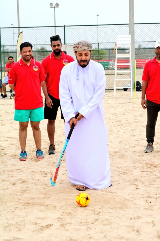 AlNasrClubOman's tweet photo. #الشيخ_ثابت_اليافعي نائب رئيس مجلس إدارة #نادي_النصر يطلق ركلة البداية في بطولة #هوكي_الشاطئ_الأولى المقامة في الملعب الرملي  ب #مجمع_السلطان_قابوس_الشبابي_للثقافة_والترفية 

#النصر_العماني https://t.co/gUGbY4iVfK