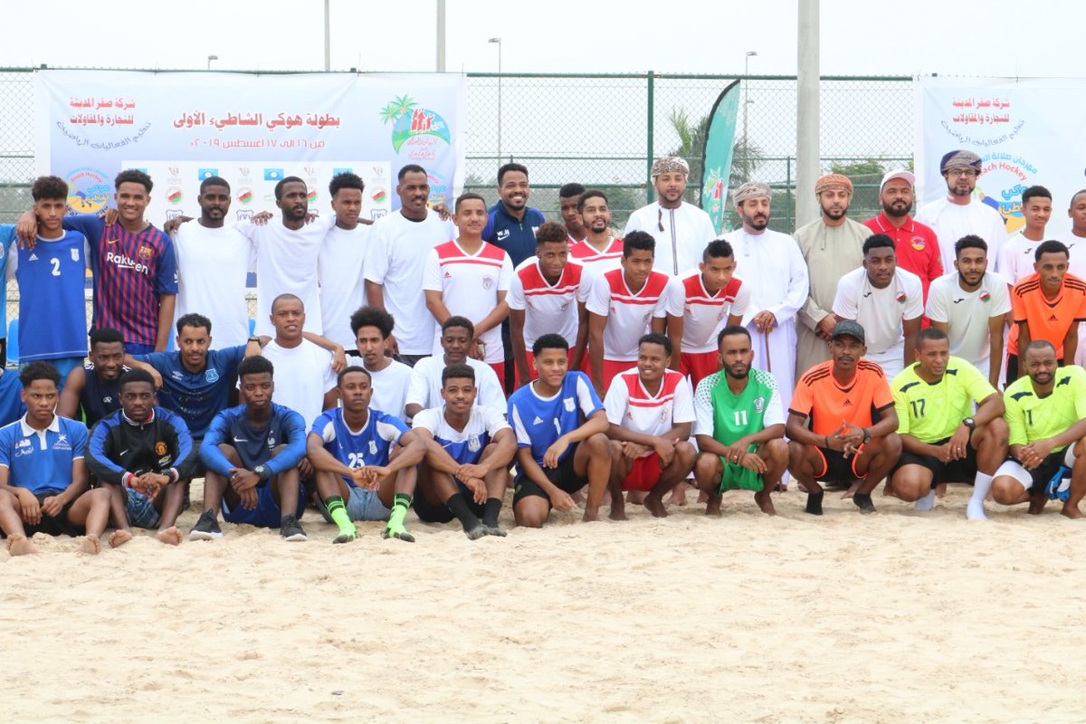 AlNasrClubOman's tweet photo. #التقاطة تجمع راعي المناسبة مع المنظمين للفعالية والفرق المشاركة في بطولة #هوكي_الشاطئ_الأولى ضمن فعاليات #مهرجان_صلالة_السياحي

#النصر_العماني https://t.co/V5gC5WQwoD