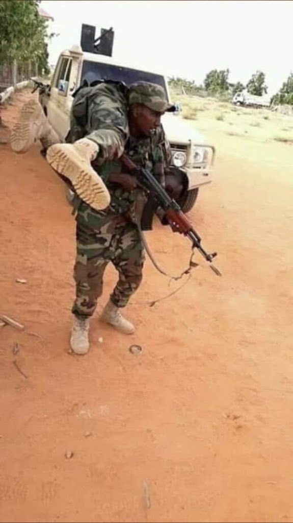 AnalystSomalia's tweet photo. Priceless. 
Somali National Army soldier taking care of  wounded comrade;

Since 2009 thousands of these heroes died or were maimed protecting the nation;  

Squabbling politicians remember, you sleep at night because these heroes make the ultimate sacrifice. 
#StopBickering https://t.co/hbTfLHi10J